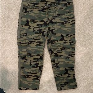 Time & Tru Cargo Capri Pants